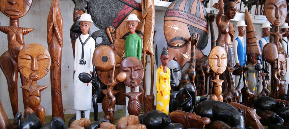 Un marché d'artisanat béninois pour la vente des sculptures