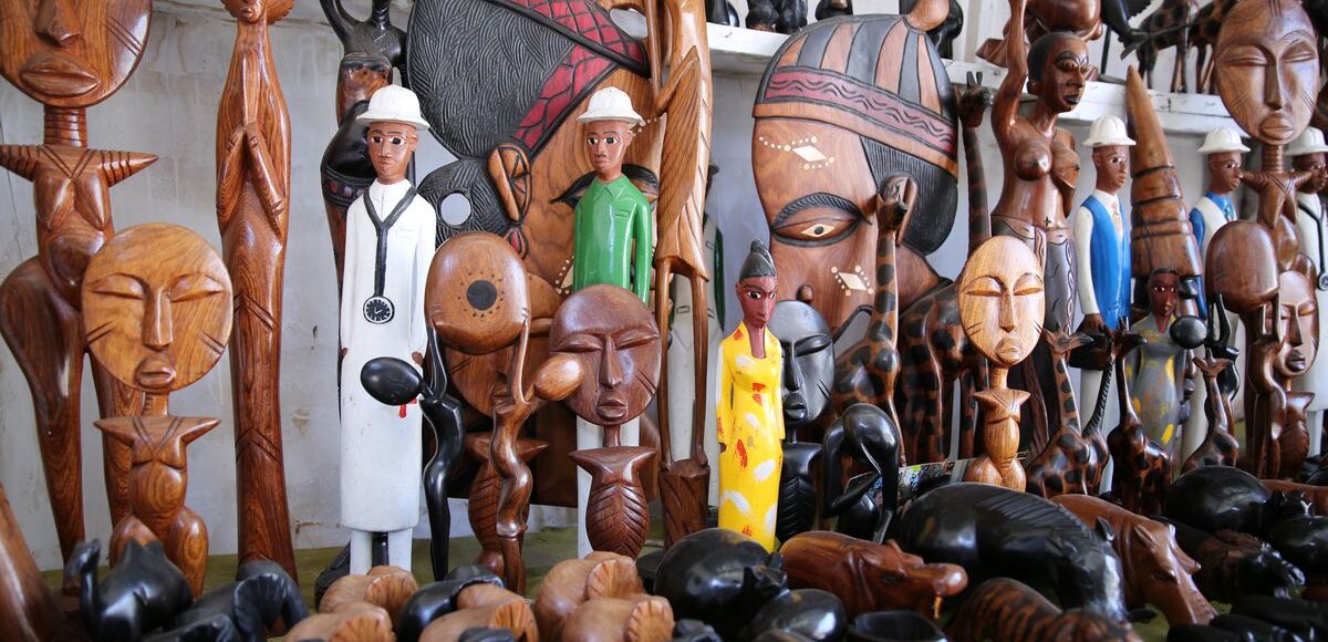 Un marché d'artisanat béninois pour la vente des sculptures