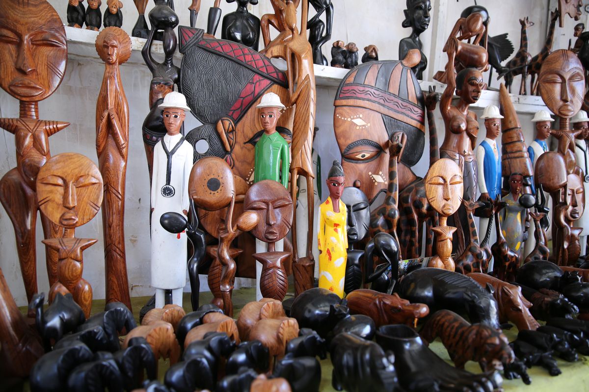 Artisanat Bénin Un marché d'artisanat béninois pour la vente des sculptures