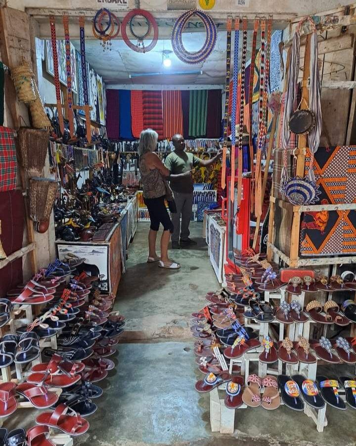 Visite d'un stand d'artisanat lors d'un voyage Bénin en famille
