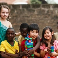 Des enfants en insertion lors d'un voyage Bénin en famille