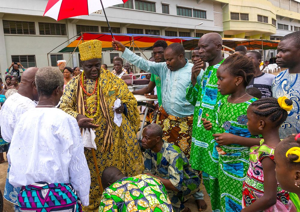 Le Roi de Porto-Novo rend visite à la population lors d'une sortie officielle