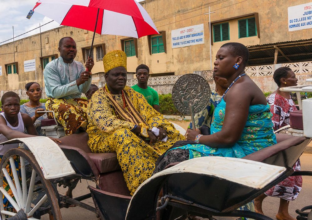 Roi de Porto-Novo et sa femme en ballade non loin du palais royal