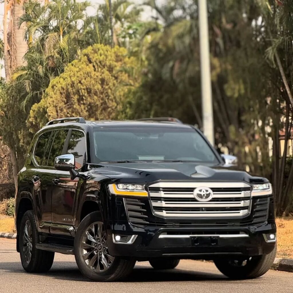 Location de voiture neuve avec chauffeur pour assurer le transport au Bénin lors des vacances