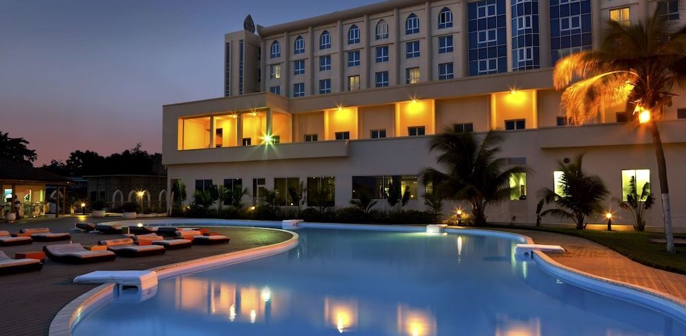 Magnifique vue de la piscine d'Azalaï Hotel Cotonou