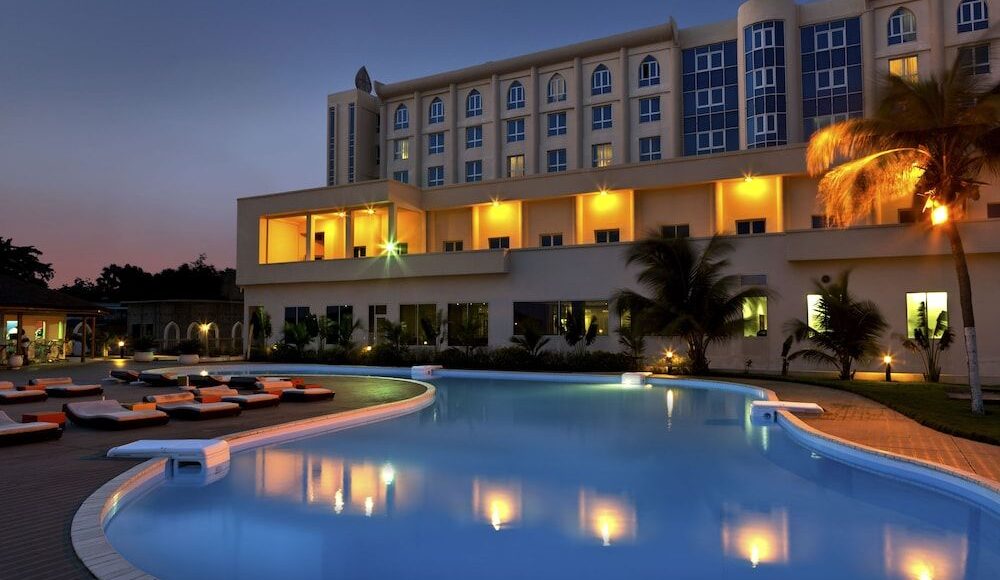 Magnifique vue de la piscine d'Azalaï Hotel Cotonou