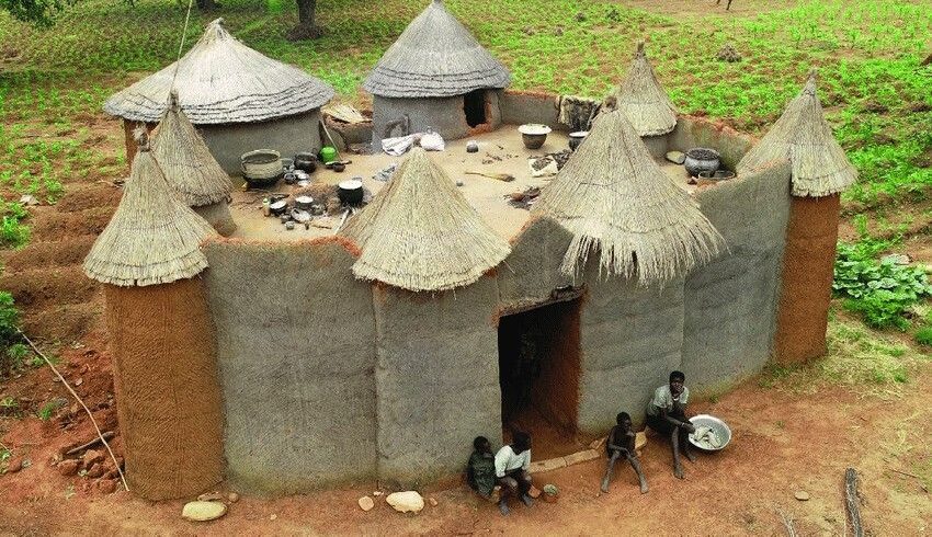 Une Tata somba dans le nord Bénin avec les habitants au portail