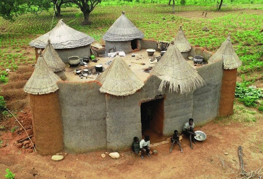 Une Tata somba dans le nord Bénin avec les habitants au portail