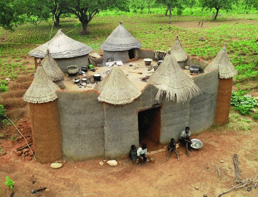 Tata Somba Bénin Une Tata somba dans le nord Bénin avec les habitants au portail