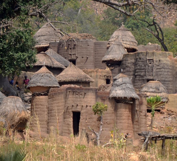 Une maison tata somba ancestrale en fin de construction