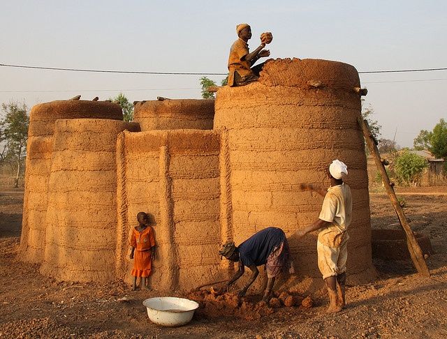 Une tata Somba en pleine construction