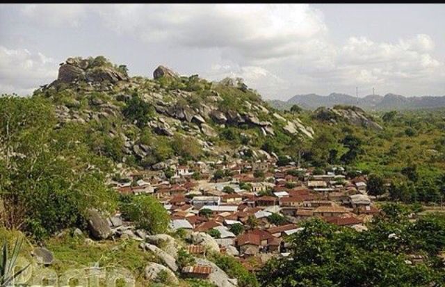 Une partie de la ville de Dassa Bénin nichée au pied d'une colline