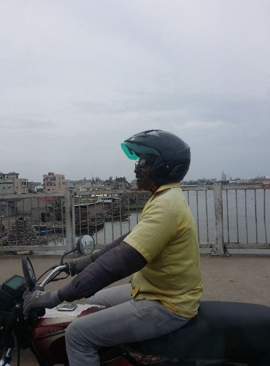 Un zémidjan prêt à assurer le transport au Bénin d'un touriste à Akpakpa