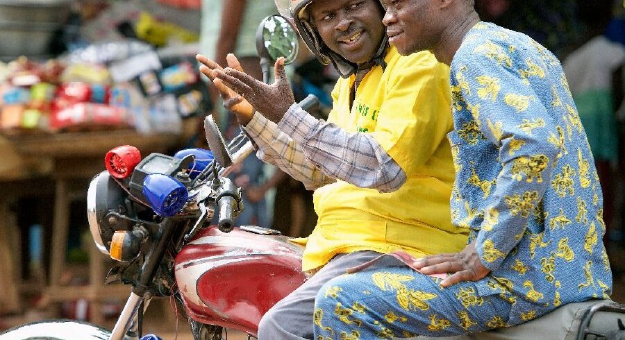 Un zémidjan, le mode de transport au Bénin le plus courant, surtout à Cotonou
