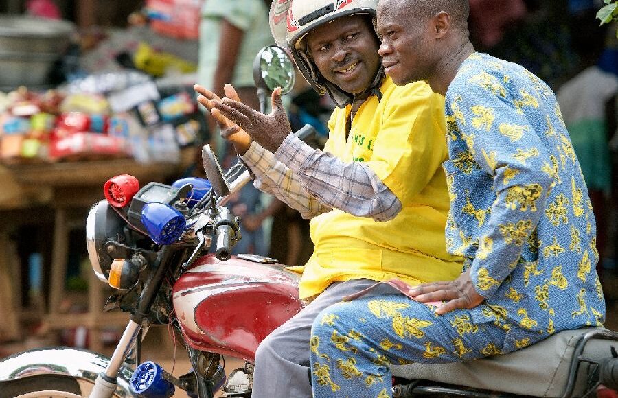 Un zémidjan, le mode de transport au Bénin le plus courant, surtout à Cotonou