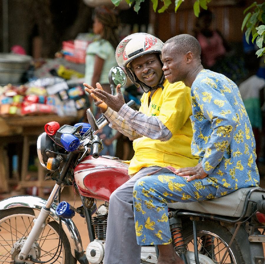 Zémidjan Bénin Un zémidjan, le mode de transport au Bénin le plus courant, surtout à Cotonou