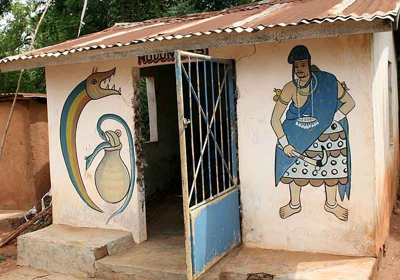 Autel de la Divinité Dan, un des principaux esprits de la religion vodoun