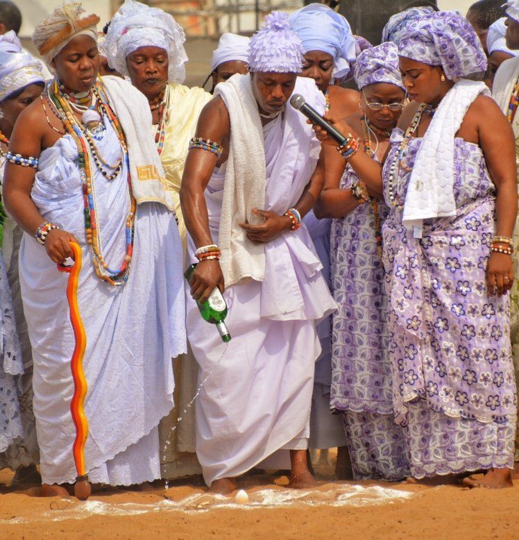 Prière des adeptes de Mami wata lors d'une cérémonie de la religion vodoun
