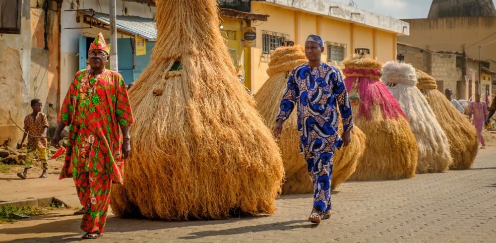 La parade des Zangbétô est une étape obligatoire avant tout évènement culturel dans la réligion vodoun