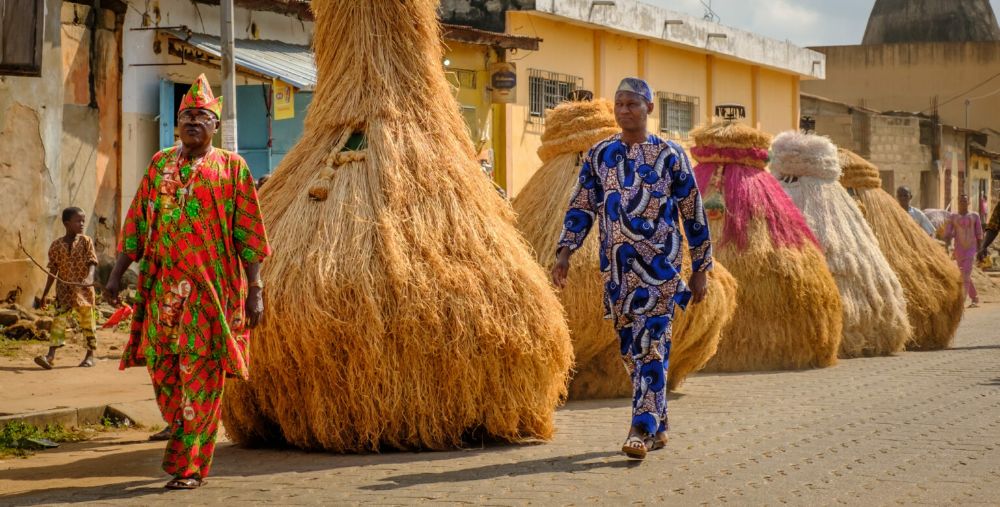 La parade des Zangbétô est une étape obligatoire avant tout évènement culturel dans la réligion vodoun