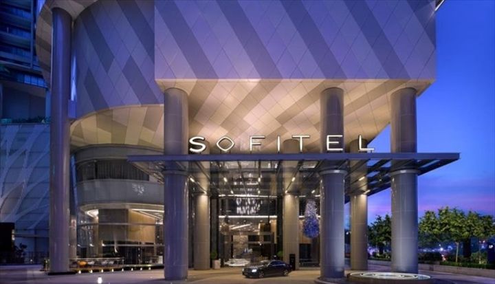 Porte d'entrée du Sofitel Hotel donnant accès à son restaurant, un temple de la gastronomie à visiter lors d'un séjour au Bénin en 2026